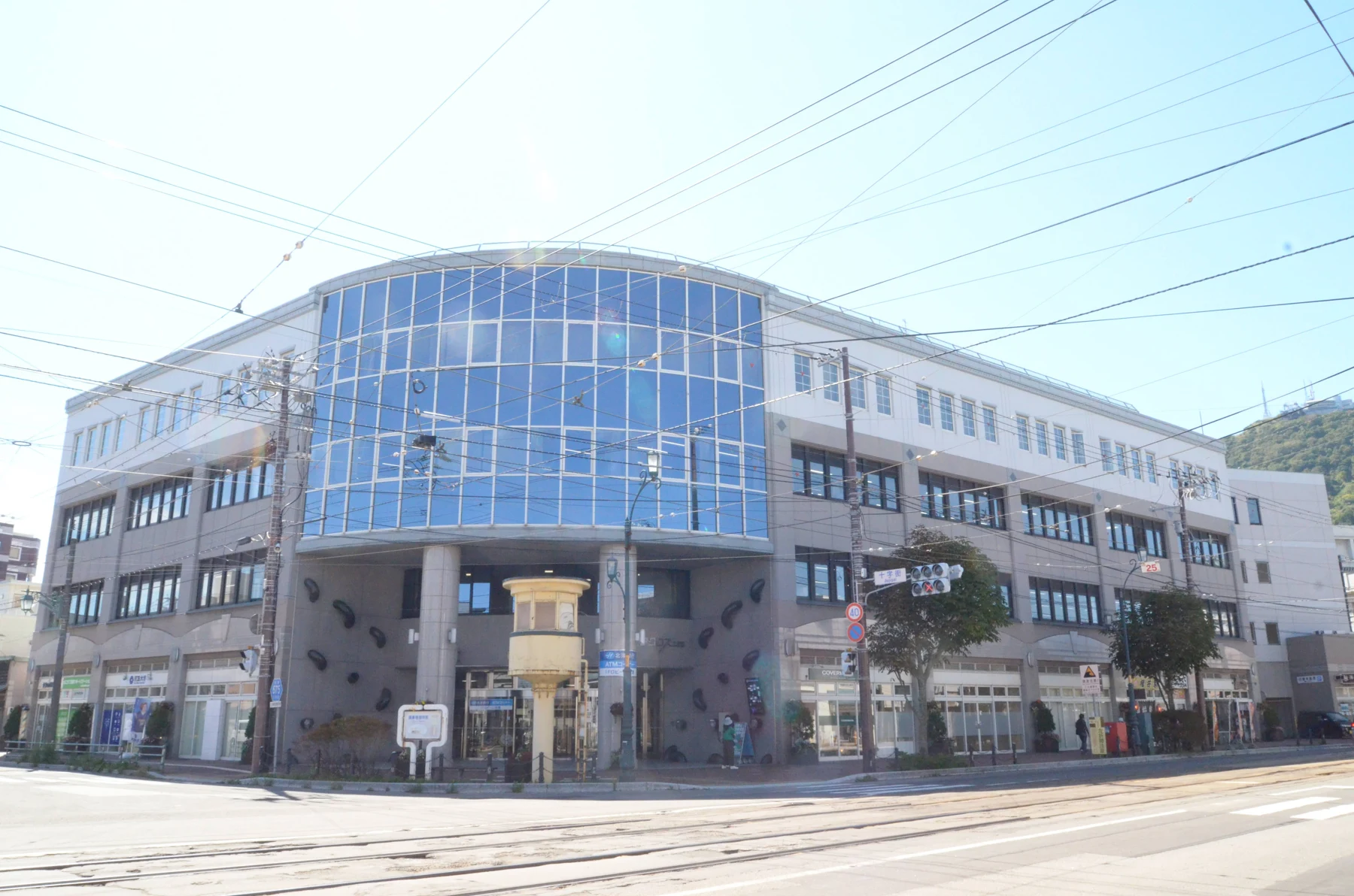 アクロス十字街の建物全体。角の青いガラス張りが目印です