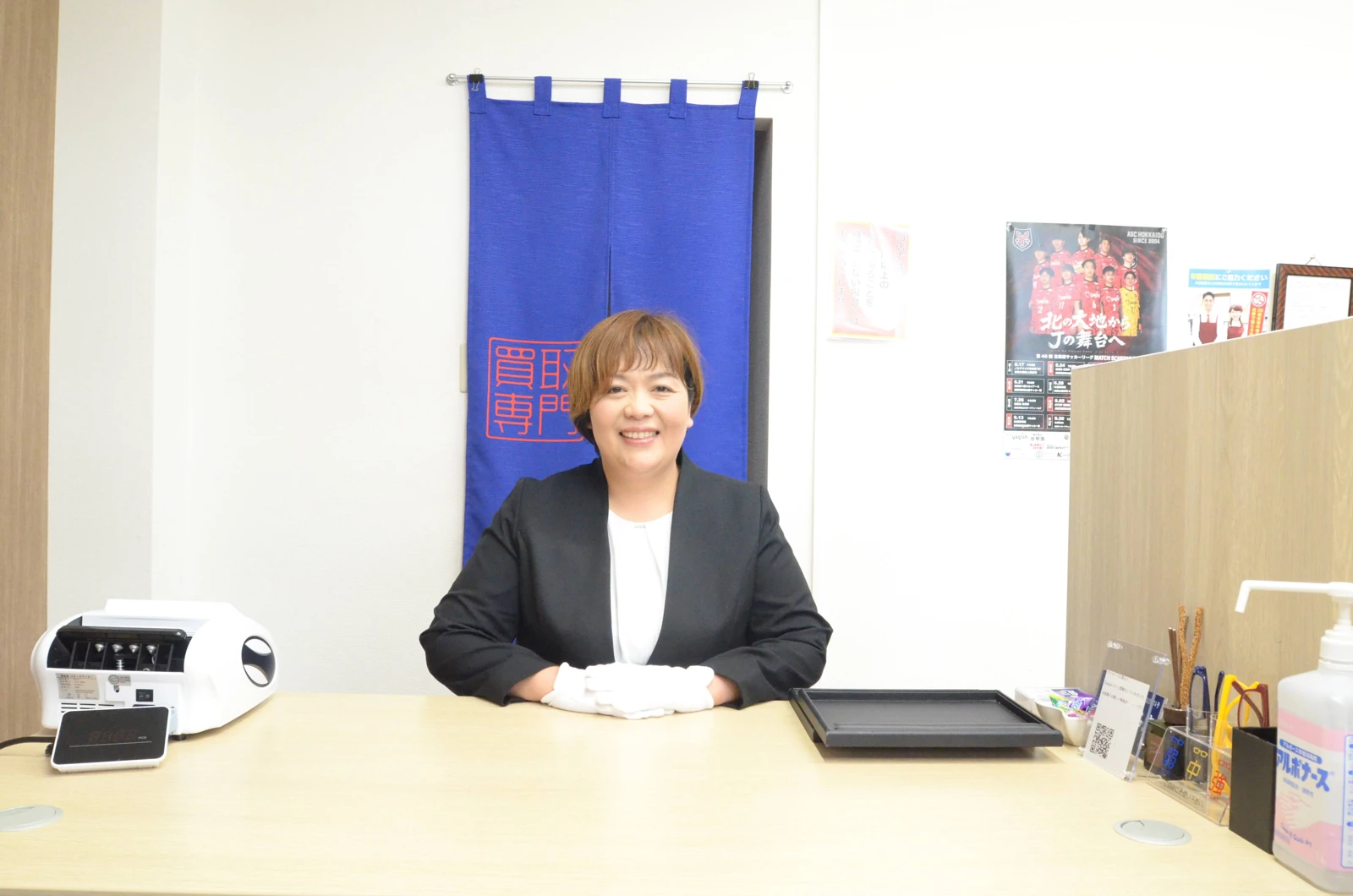 カウンターでご相談をお待ちする見山町店の店長