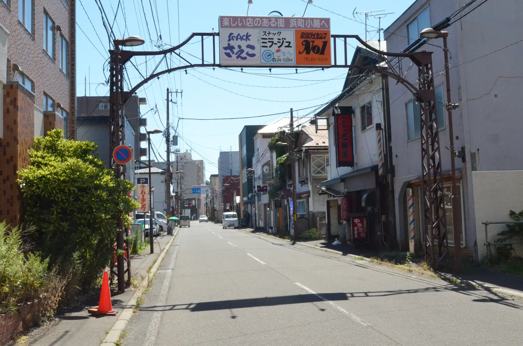 JR室蘭駅から店舗へ向かう駅前通り