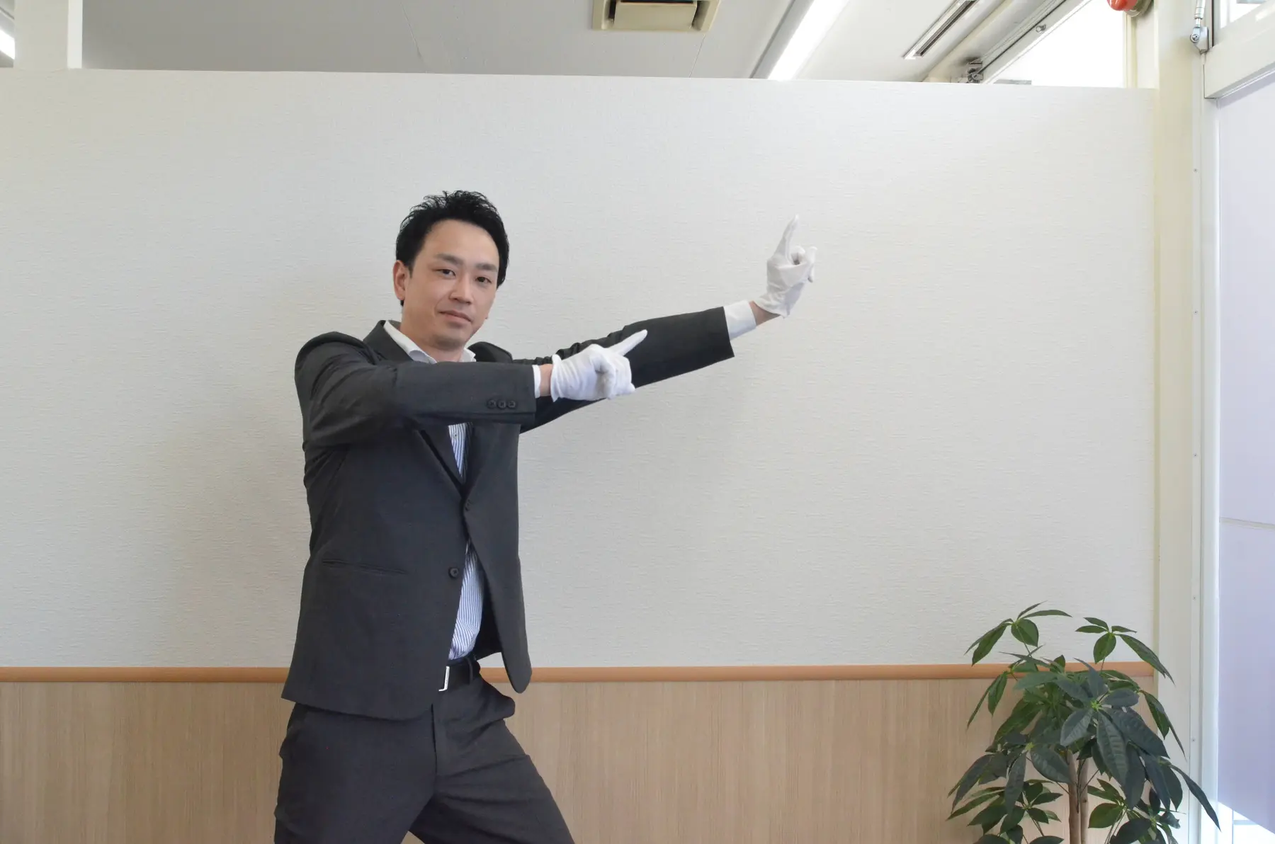 相談方法をご案内する室蘭駅前店の店長