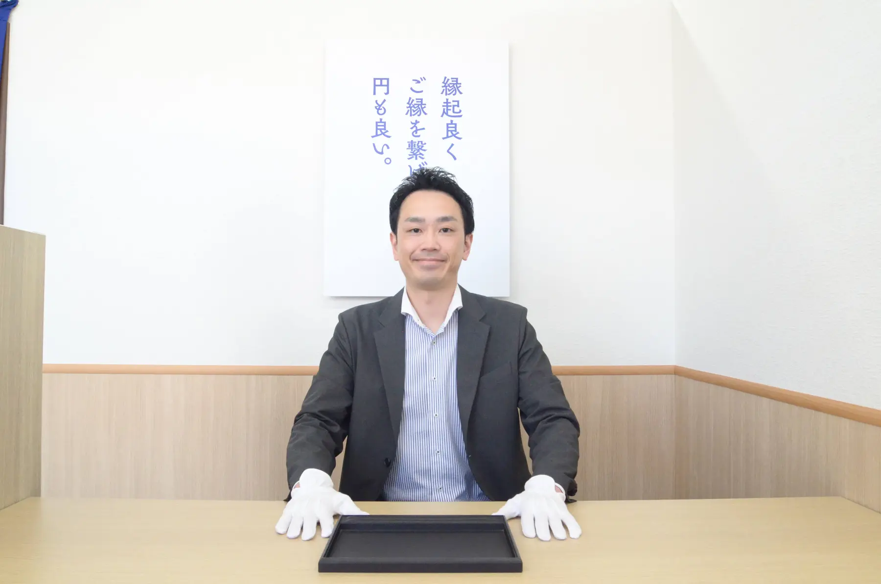 カウンターでお客様を迎える室蘭駅前店の店長