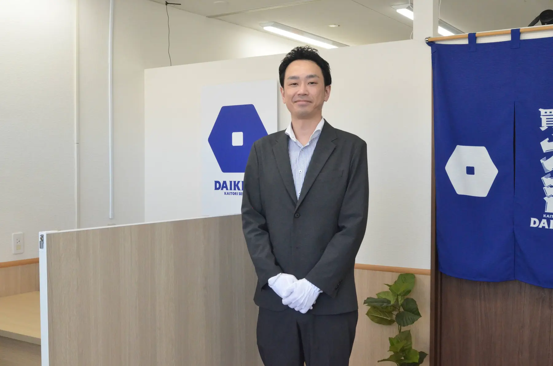 店内でお客様を迎える室蘭駅前店の店長